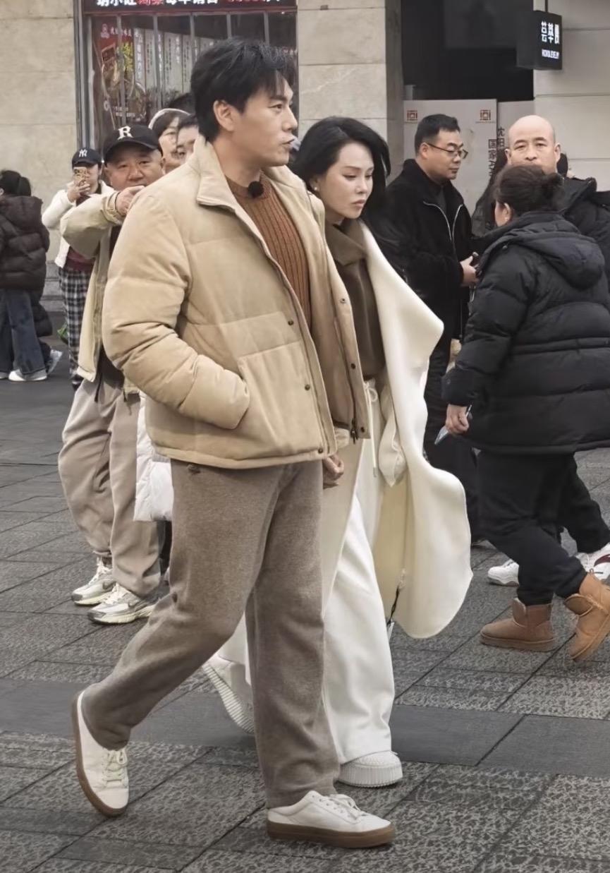 手挽手！秦昊伊能静现身沈阳中街，年近60的伊能静皮肤紧致，保养得非常好，看不出与