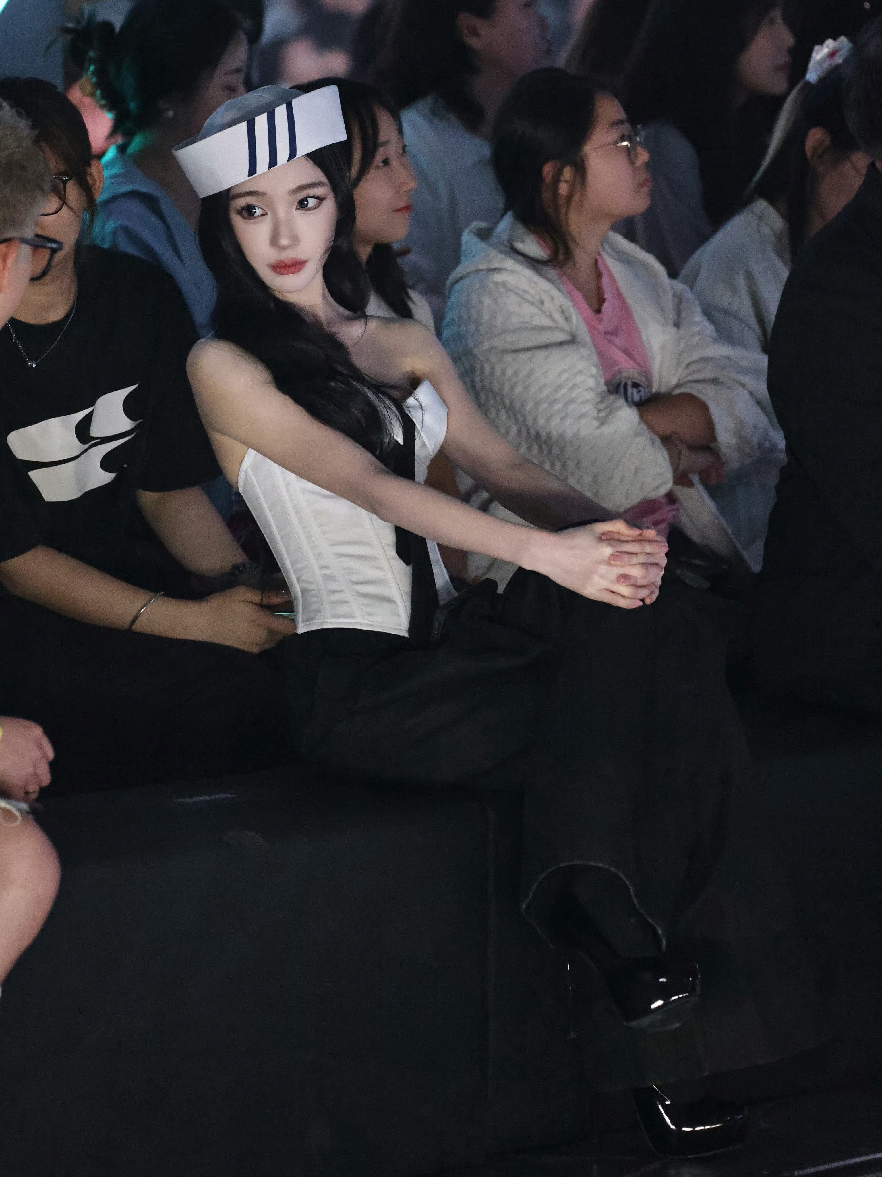 易梦玲那场水手妆造真的好美白哗哗的筷子腿记了很久…..