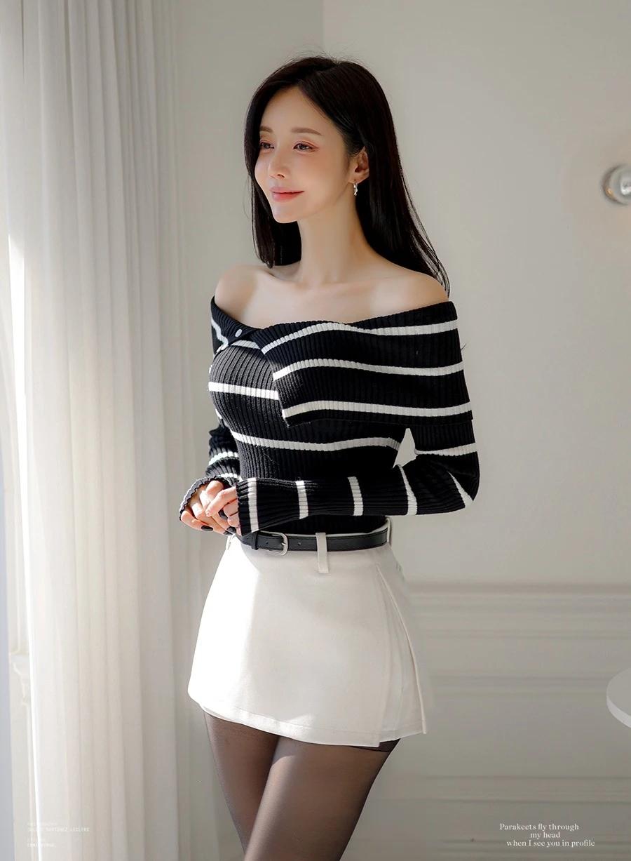 温柔甜美的条纹毛衣配白色短裙，这搭配简直是元气魔法！就像之前在地铁看到的姑娘，黄