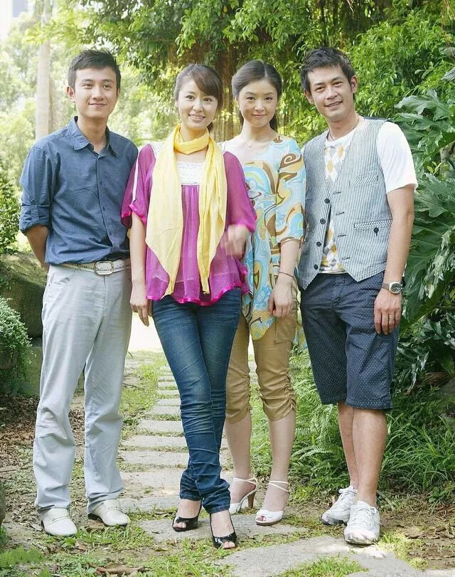 中间的二位美女，一个是林心如，另一个是谁？看着好眼熟呀