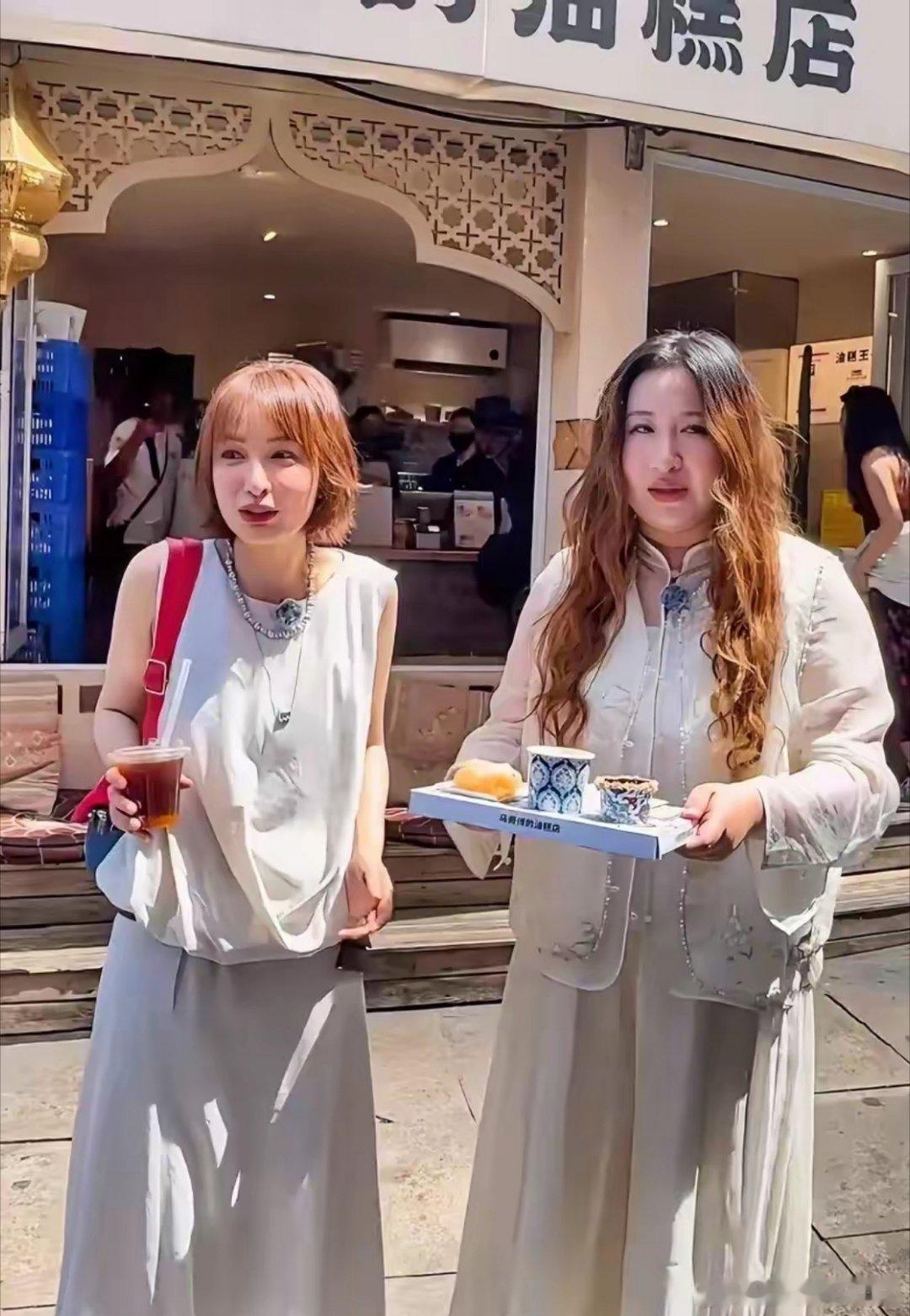 最近吴昕和锤娜丽莎在新疆集市被路人偶遇，原来俩人是在录央视节目《衣锦天下·丝路季