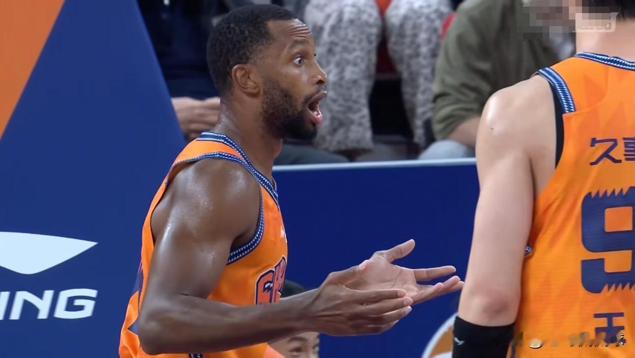 我强烈建议上海久事立刻裁掉弗格！在今天上海久事主场迎战浙江稠州金租的上半场比赛中