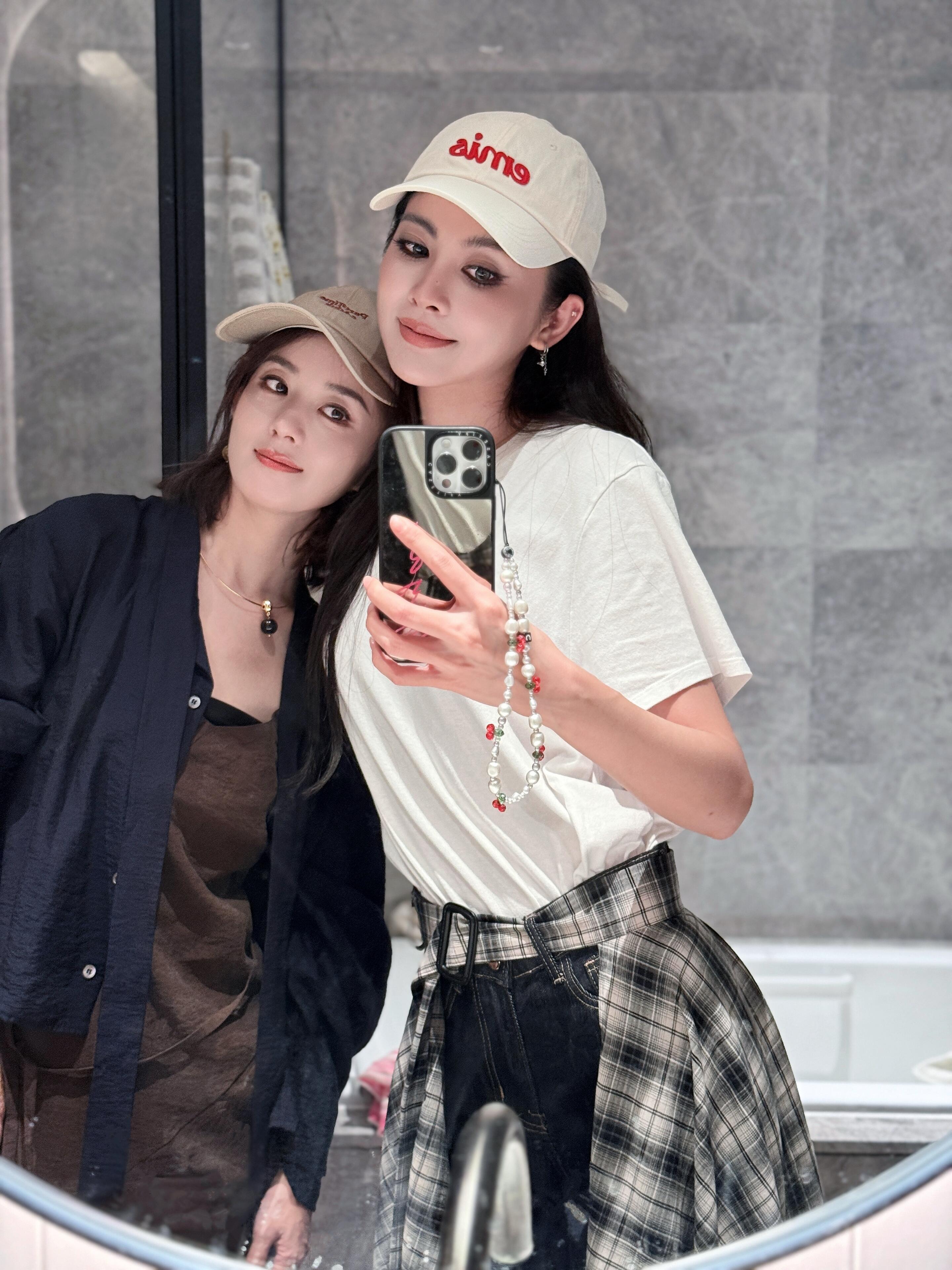 赵丽颖你要我微信靠我肩膀不🥹🥹🥹赵丽颖靠在王伊瑶肩上小鸟依人​​​