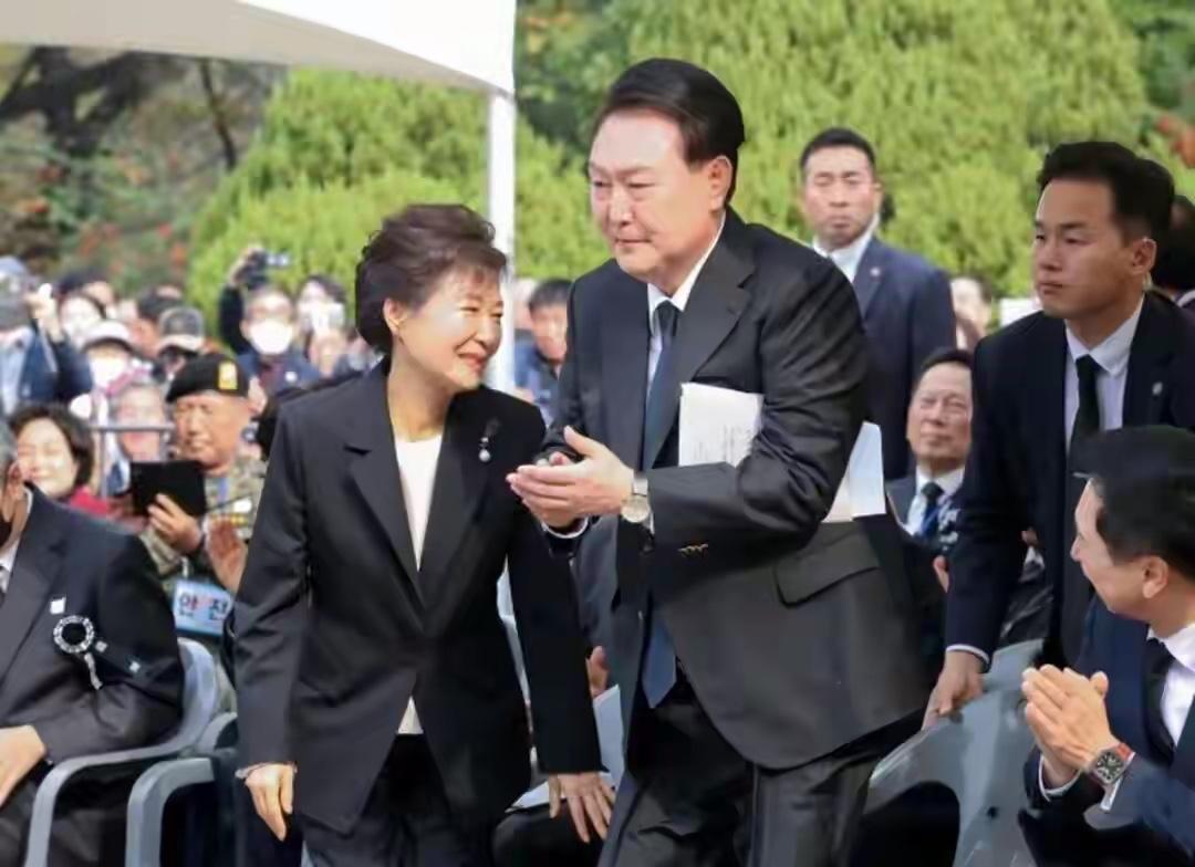 全韩国直播“宣判尹锡悦”，李在明手段果然狠辣，当着5000万韩国人的面，宣告尹锡