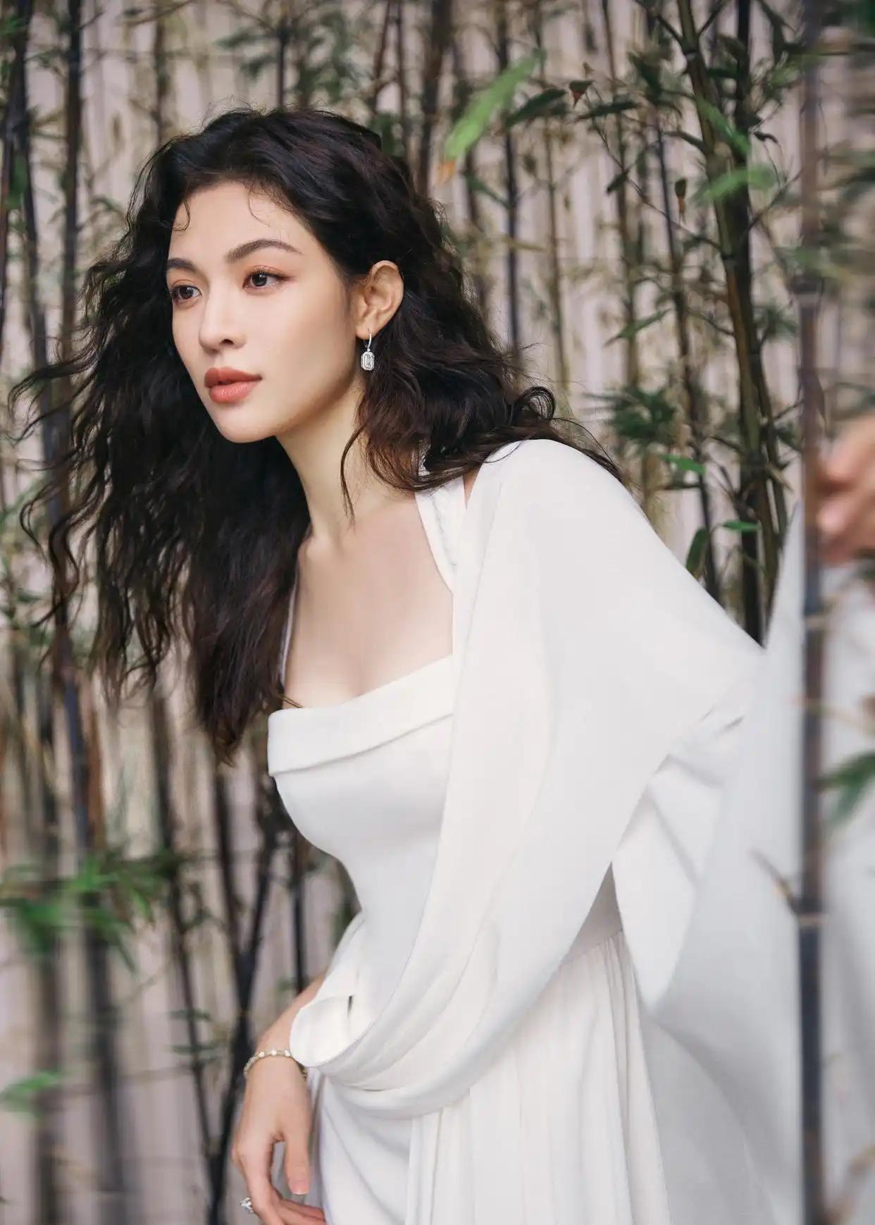 钟楚曦乘风飒爽破局，拾光而上绽放耀眼锋芒！