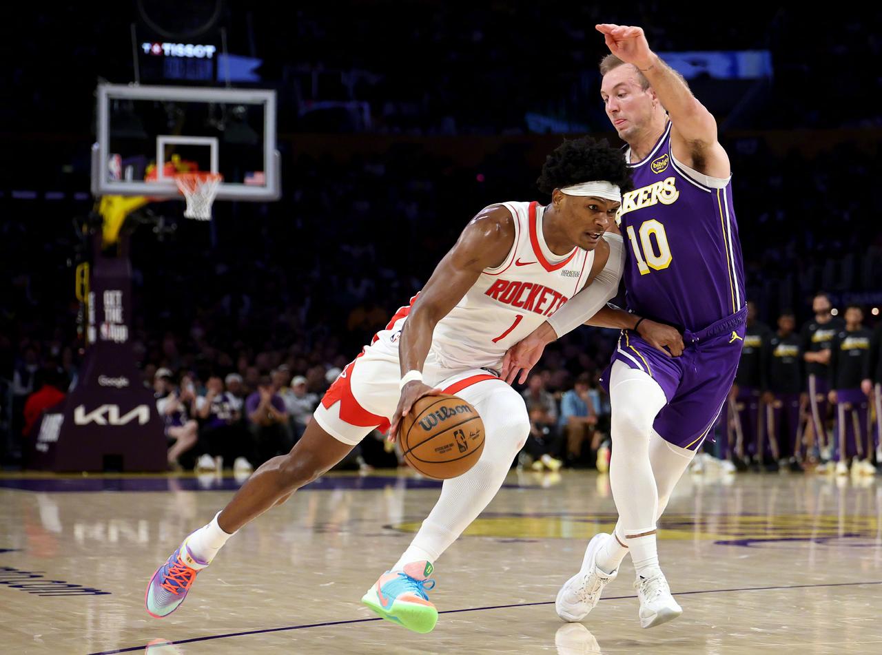 今天终于也轮到火箭队三分更准了！就连阿门今天都中了2个三分球，其中还有一个是第