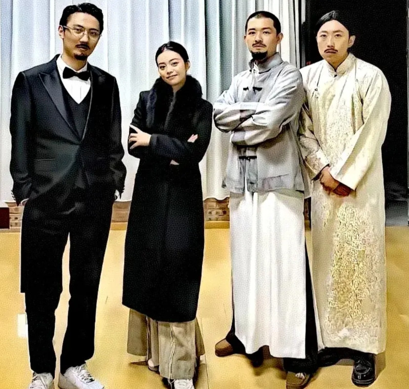 董宇辉看来是要带全体主播转型了，新年音乐会还余音缭绕，半年后又开始致敬经典玩梗自