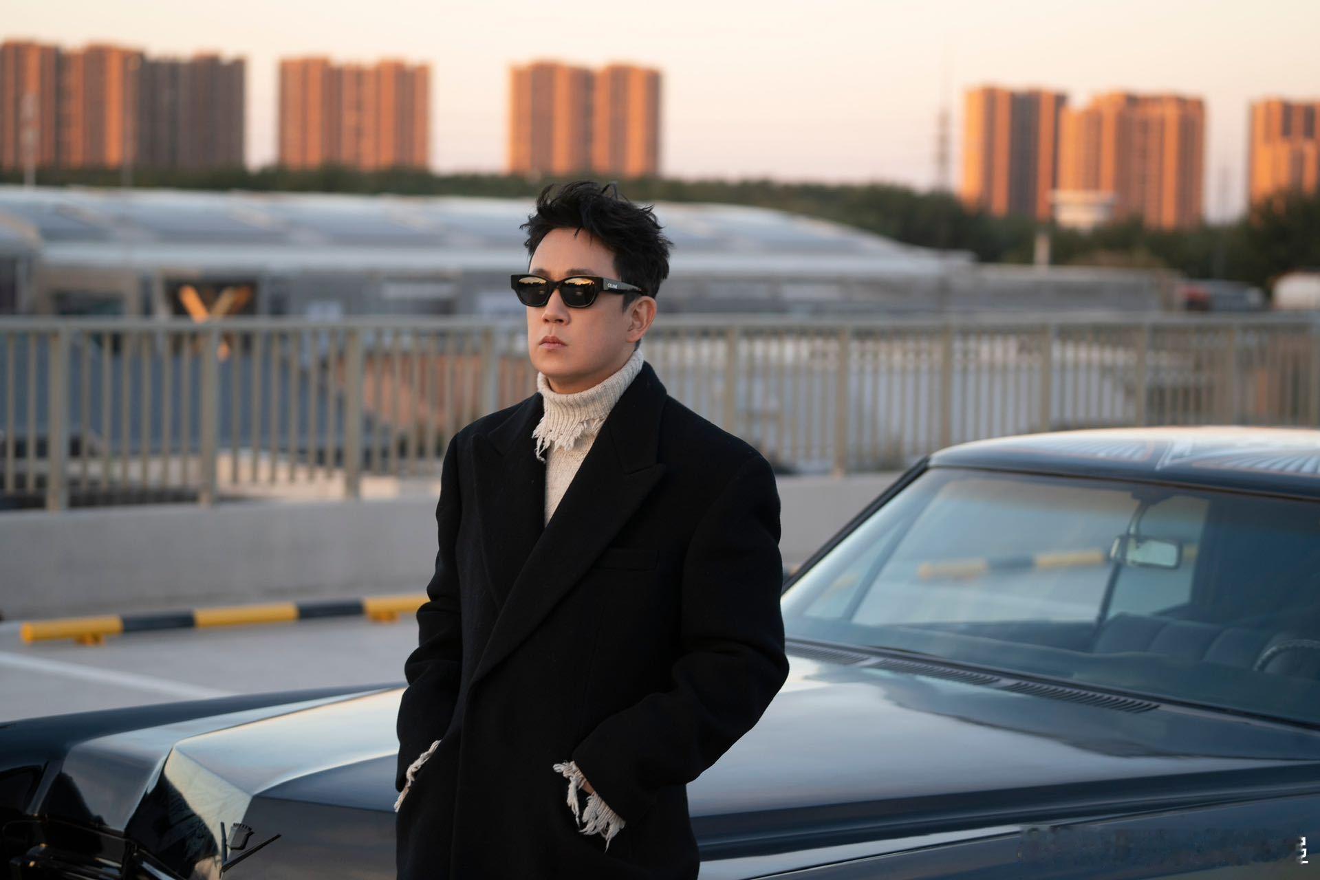 gogogo潘粤明开画喽潘粤明可以笔塑了公益活动+潘粤明画作，这组合直接王炸！