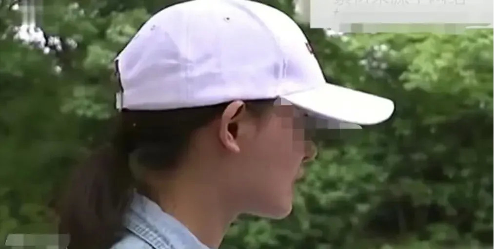 浙江杭州，一名女子和朋友吃的差不多的时候，发现店员还一直在上菜，原本点了10多道