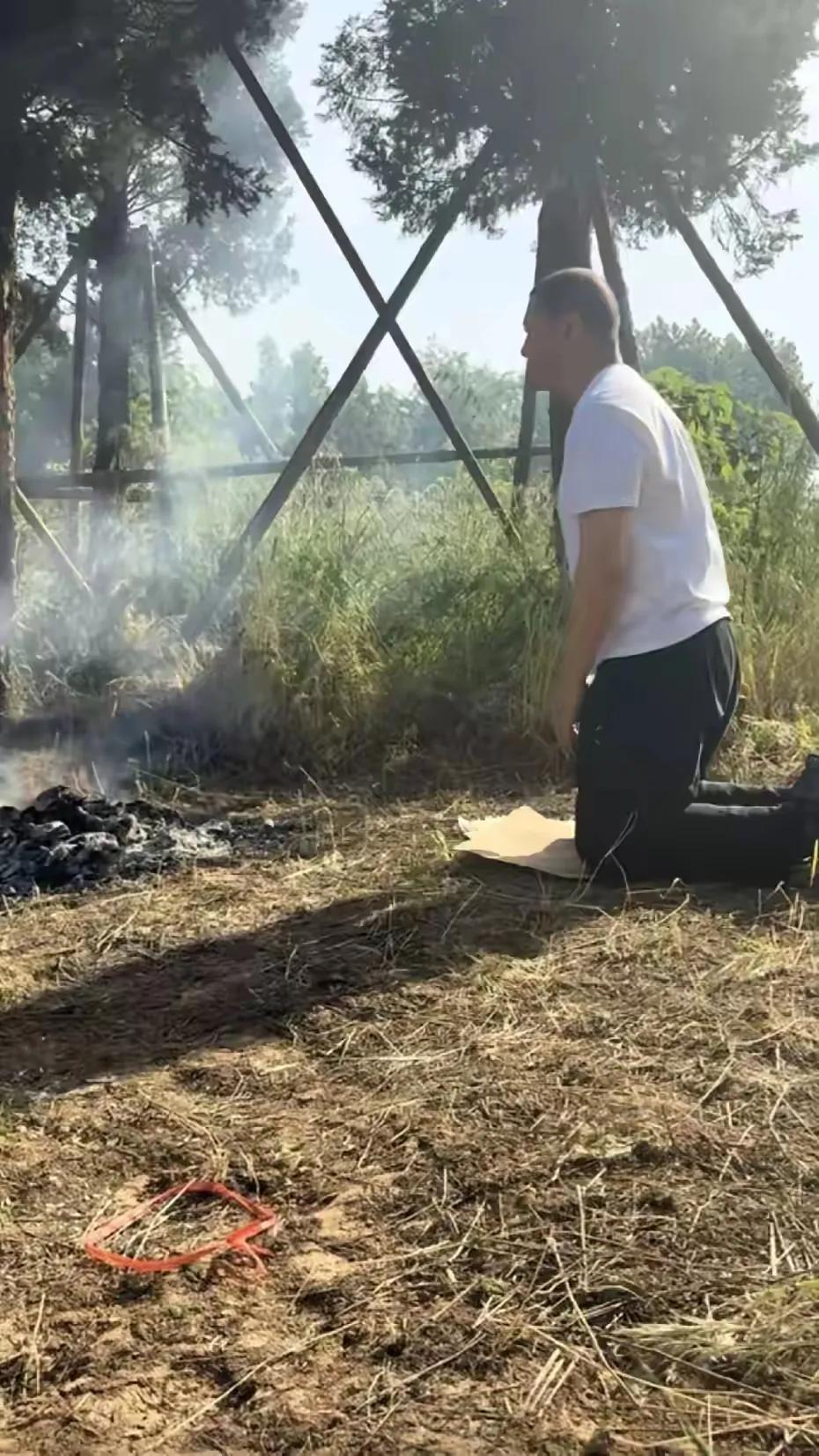 李亚鹏回平顶山另有隐情，清明节没顾上回老家，顺便给老父亲扫墓李亚鹏这次回河南平