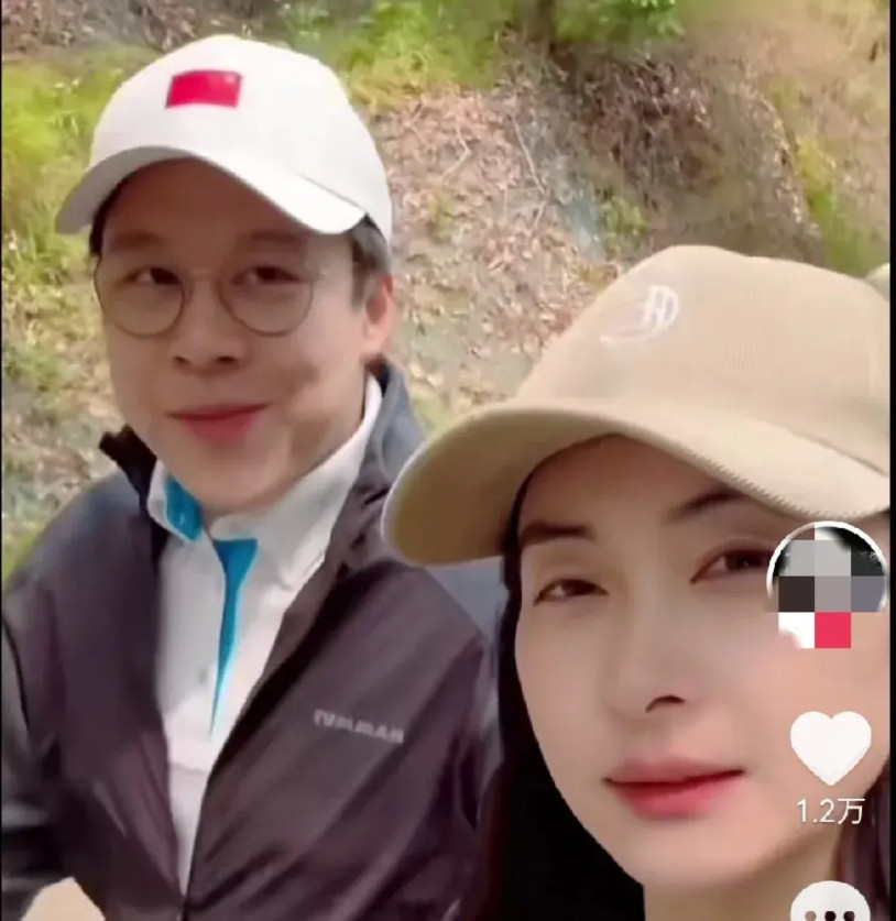 终于明白郭晶晶为什么老是拉着霍启刚去爬山了首要目的，并不是为了练腰，而是为了