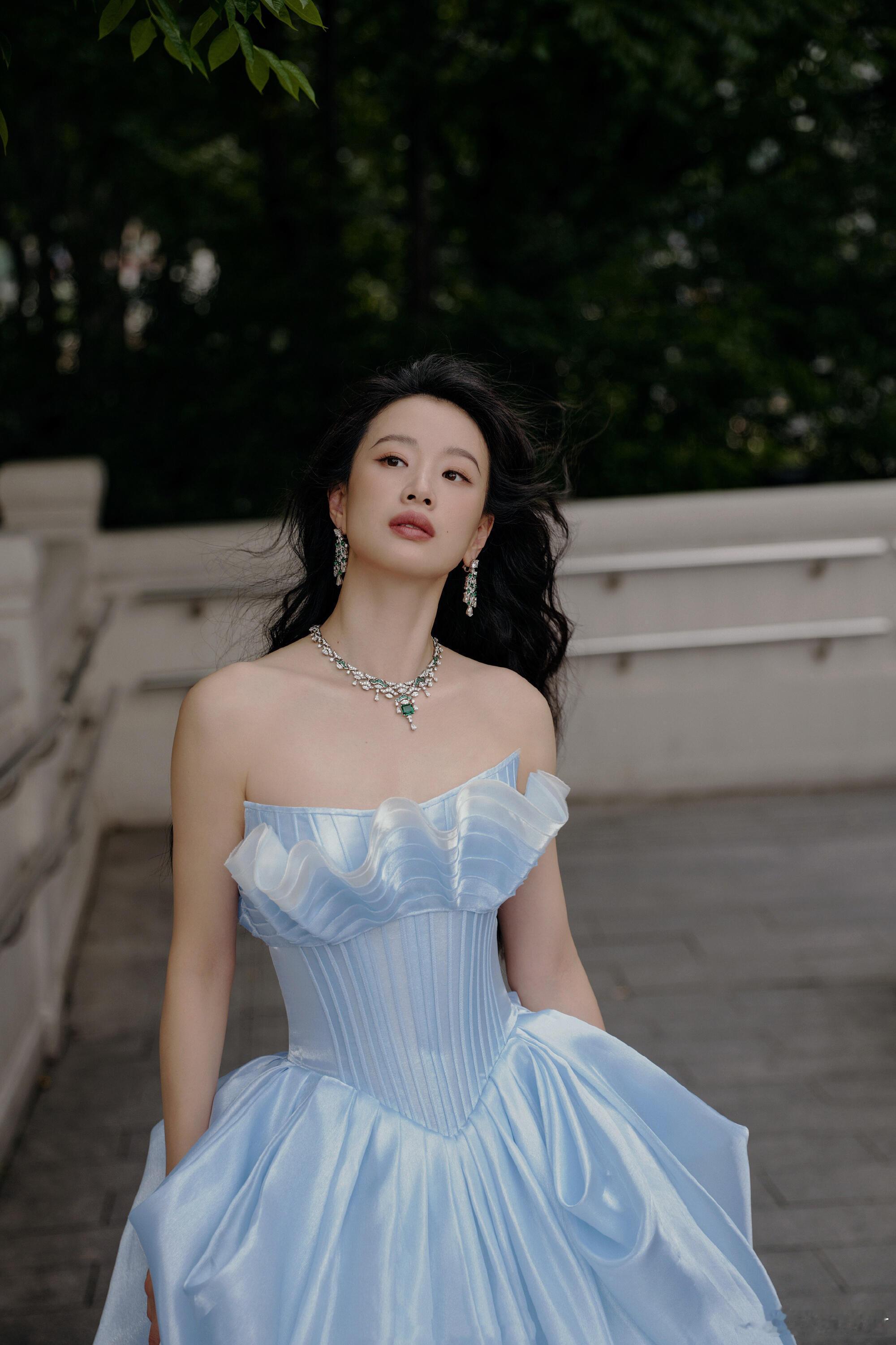 李梦早期居然是文艺小白花早期的李梦身上流露出一种独特的艺术气息，她的每个动作都是