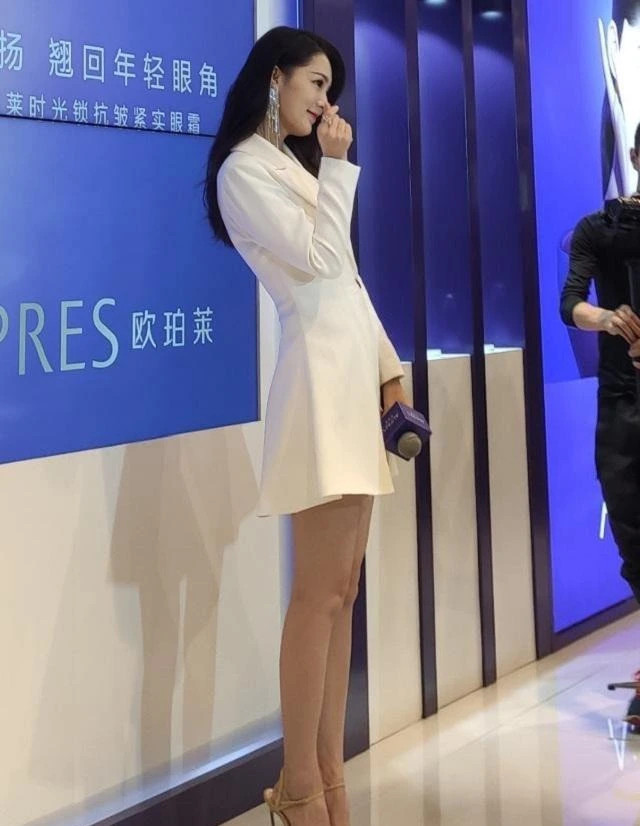 李沁的腿才是真正的“直线腿”，穿裙子太短坐下还得用手遮，太美了