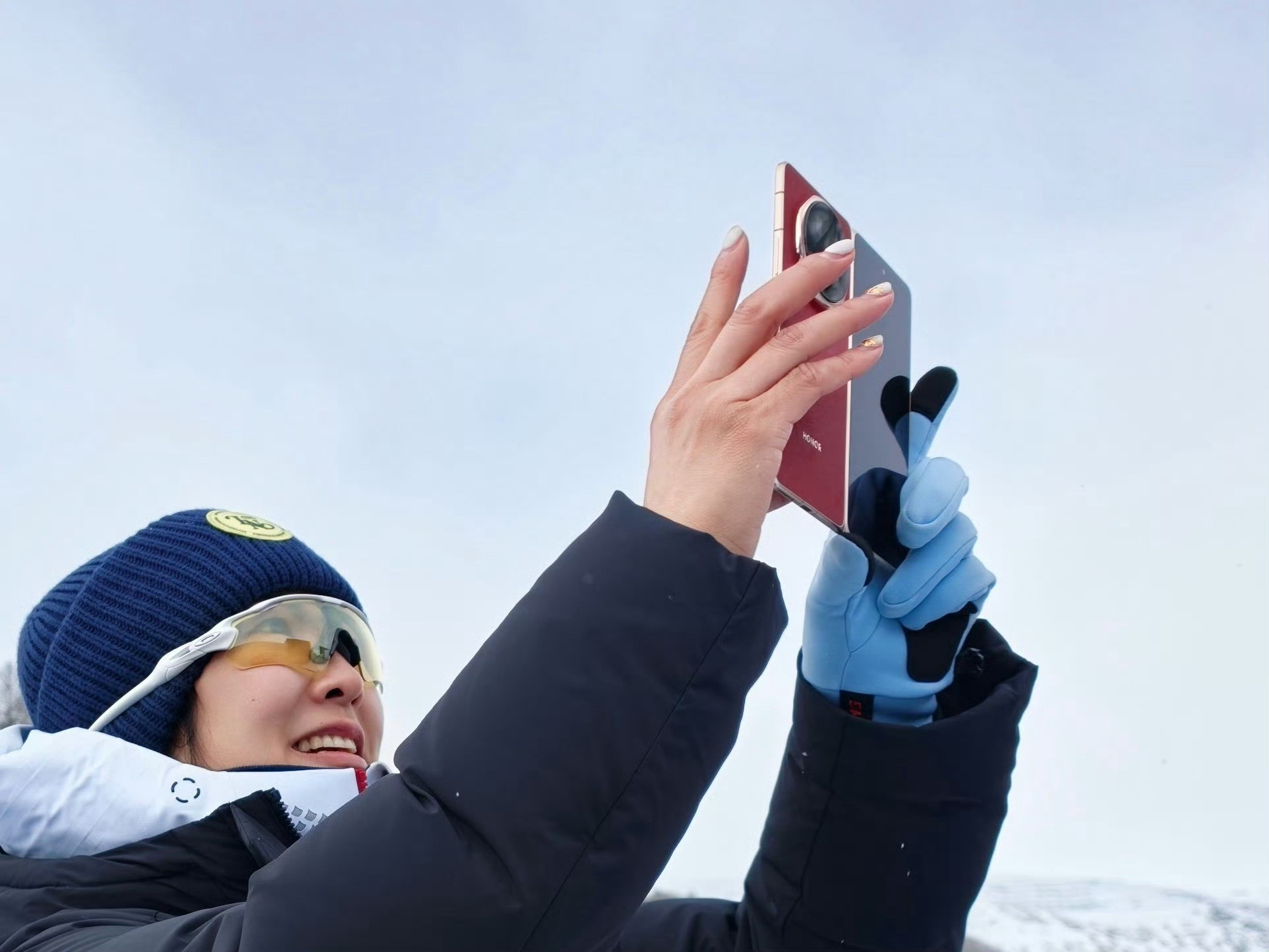 荣耀MagicV6来了，徐梦桃冬奥首爆，外观看起来没啥变化。除了更轻薄，影像会