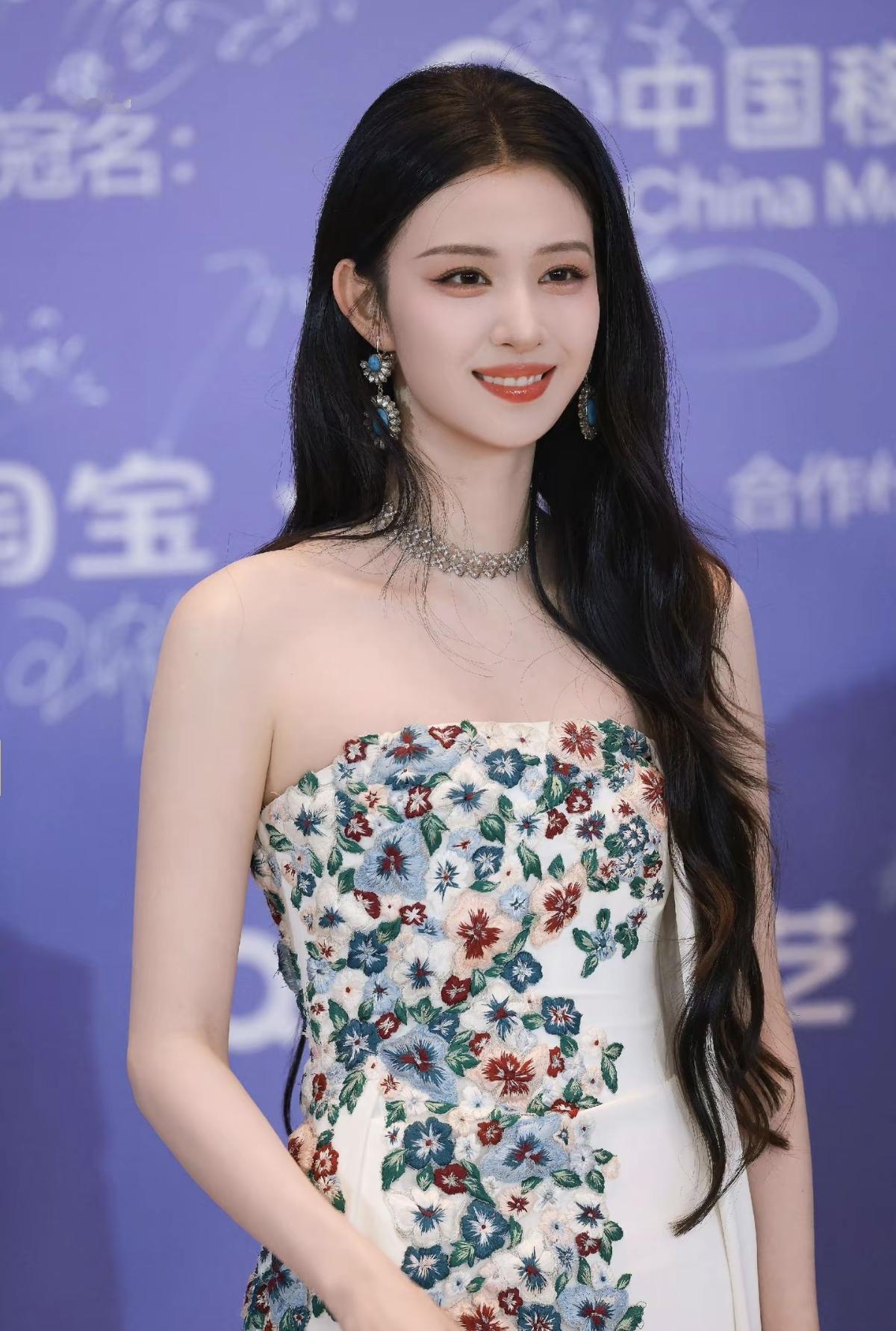 王楚然的笑容像开在春日里的花，碎花裙衬得她整个人又甜又舒展[赞]长发披肩，笑意盈