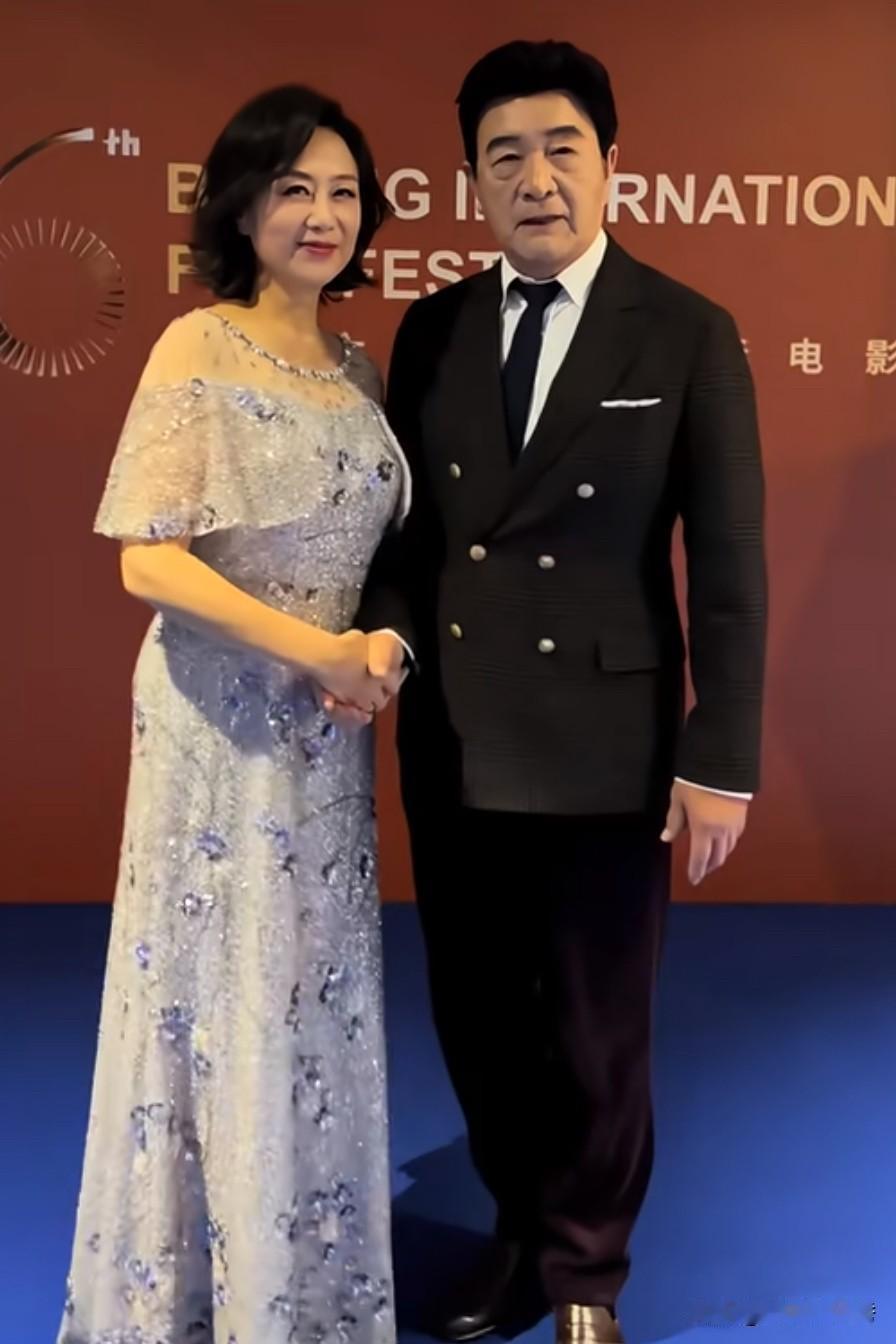 吴玉芳和他“疏远了”不少，他以前真是“又帅又红”！吴玉芳银色薄纱连衣裙，精致