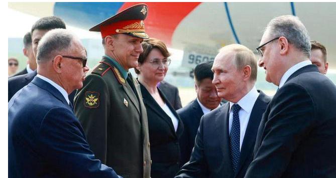 普京在莫斯科的一个公开场合，突然掷出一句意味深长的警告——“我们的反击将是快且果