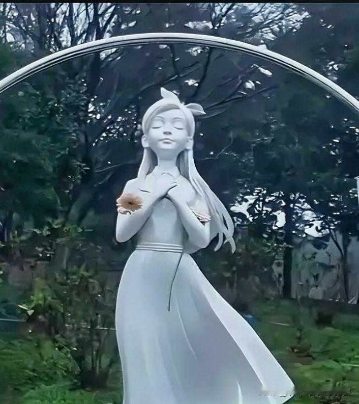 具俊晔脸估计全黑了实在想不明白大S雕像蒙着红塑料布的时候看，隐约觉得它就是大