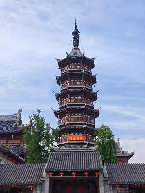 提及唐代建筑，多数人脑海中最先浮现的便是西安的大雁塔。这座千年砖塔声名远扬，但唐