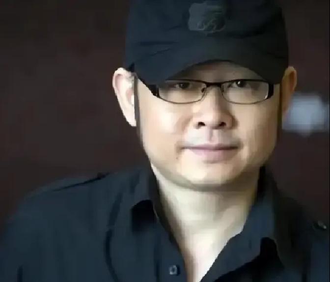 2004年，张艺谋邀请刀郎献唱，刀郎拒绝：“我是草根歌手，怕给您丢脸。”张艺谋说：“我不管别人怎么说