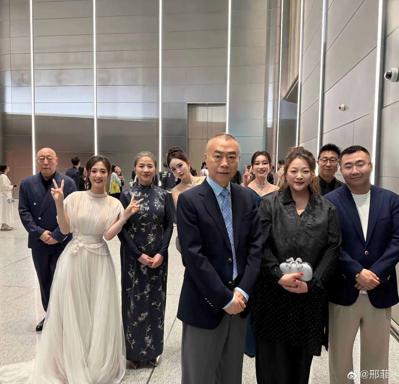 杨幂不得不探出头，去“填补”这个空隙，难为杨幂了！[捂脸哭][捂脸哭]