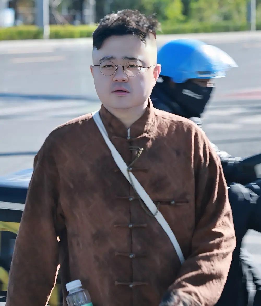 近日，著名相声演员杨威高徒、郭德纲师弟、相声演员郭胜文出现在岳云鹏常州相声专场的
