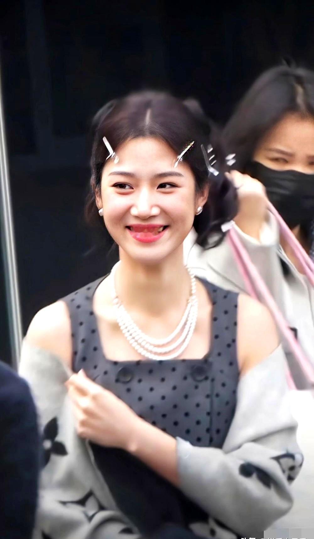 卢昱晓这身复古造型，全在珍珠项链上。她去录《你好星期六》的上班路透图，一下就