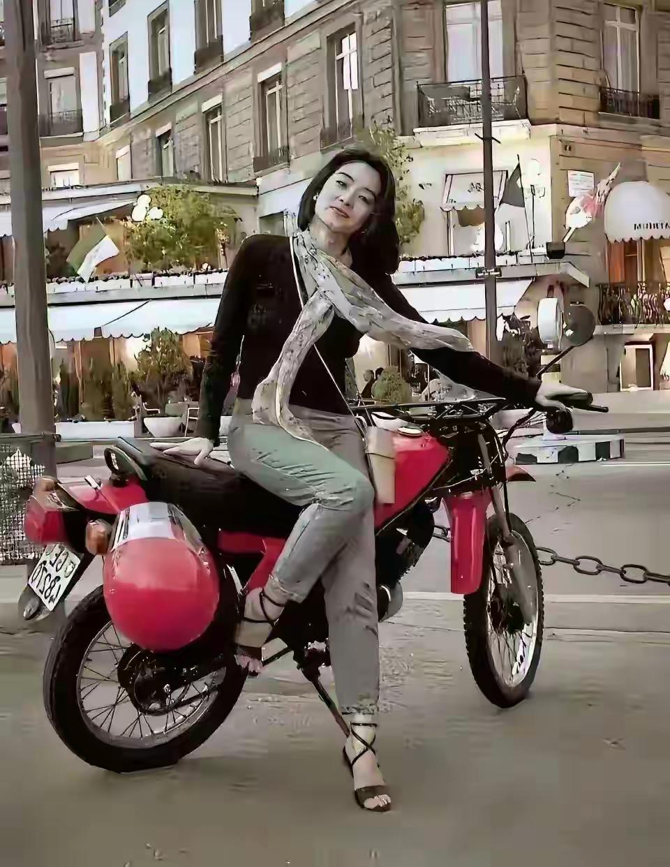 林青霞年轻时那颜值，简直绝了。1954年出生的她，身高168cm，有着方脸轮