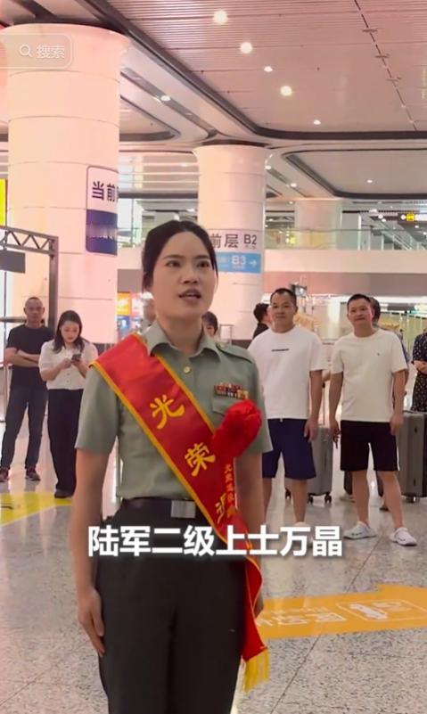 重庆，一女兵当了12年，退役刚出站，没想到退役10年的哥哥拉着横幅、捧着鲜花等在