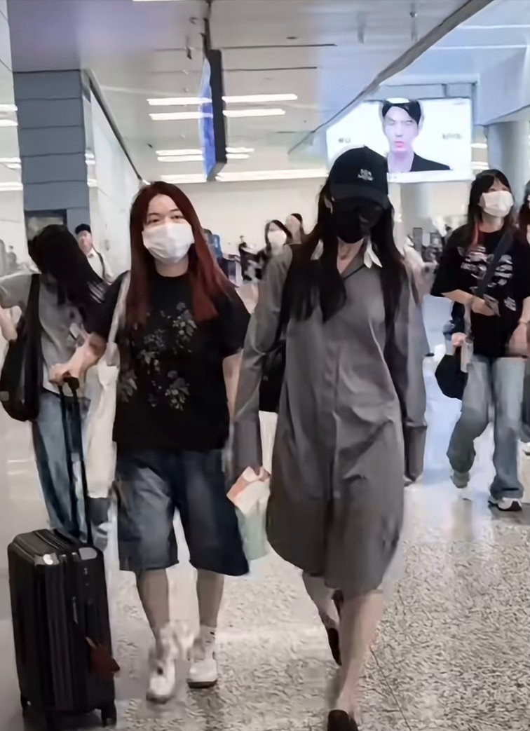 官宣独自养女之后，王鸥首度现身机场。一身简约休闲穿搭，状态松弛自然。赶早班机赶路，面对前来的粉丝，毫