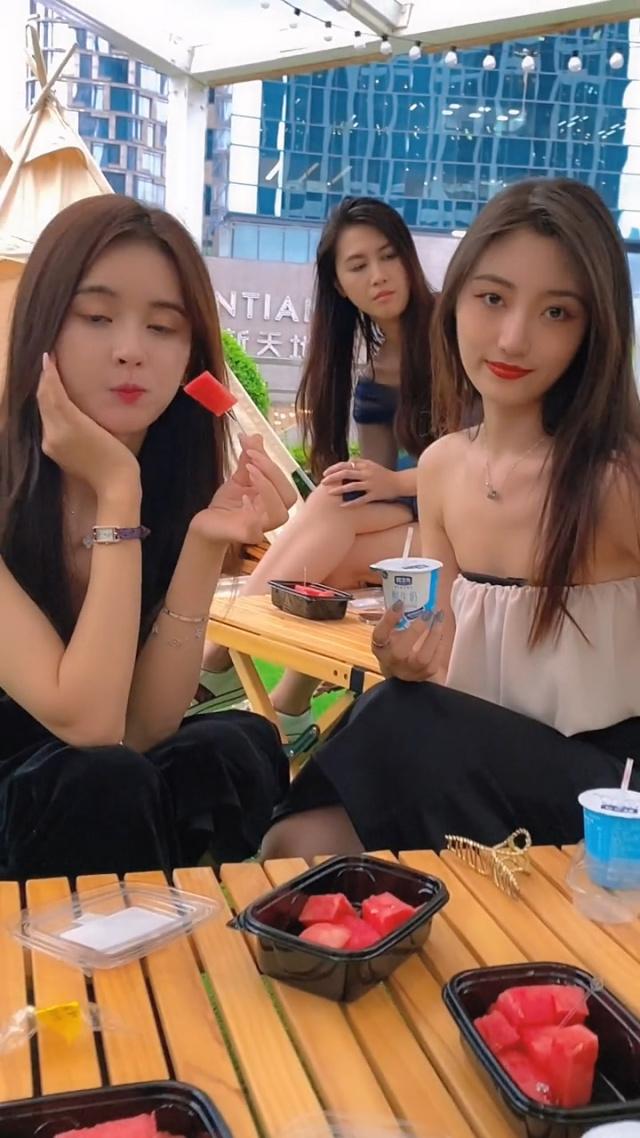 说个笑话，缓解一下沉闷的心情。办公室有三个女人聊天。甲说：昨晚我摸我老公屁股