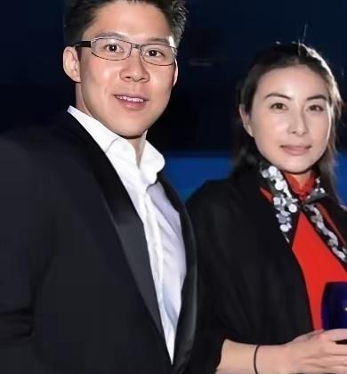 2000年，霍启刚第一次带女友回家，朱玲玲只看了一眼，便说：“你们不合适，分了吧