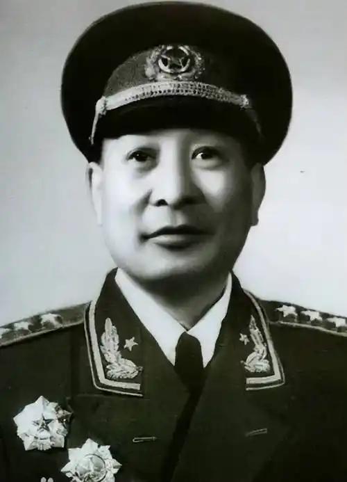 1949年，华野抓到一个俘虏，钟期光一看：“原来是你啊！你就别去功德林了。”他低