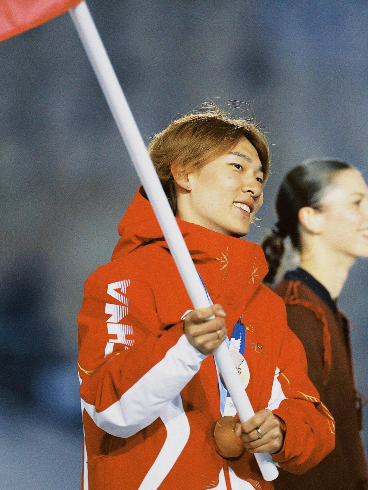 #中国队旗手苏翊鸣晒照#“举着国旗走在这个舞台很震撼，发自内心为我们的祖国感到