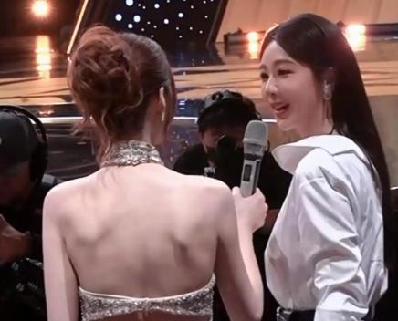 杨紫是真的敢。金鹰奖现场，主持人沈梦辰抛出一个“陷阱题”：如果获奖用什么歌代