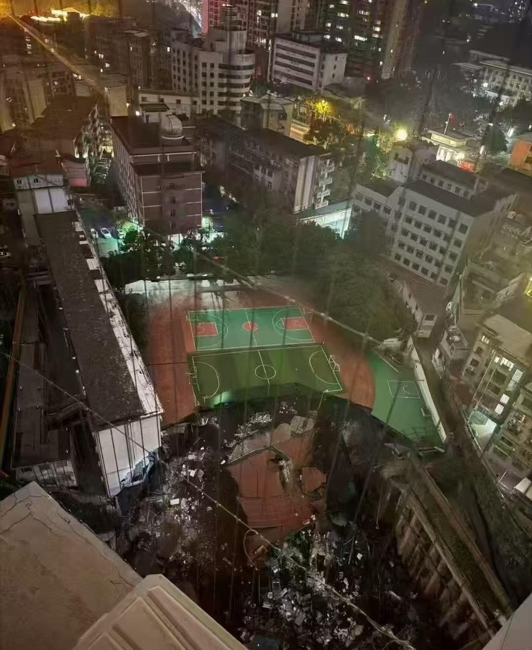 邵阳资江小学塌了。基坑违规施工一挖到底，基坑距离操场过近，顶部冠梁和操场地面