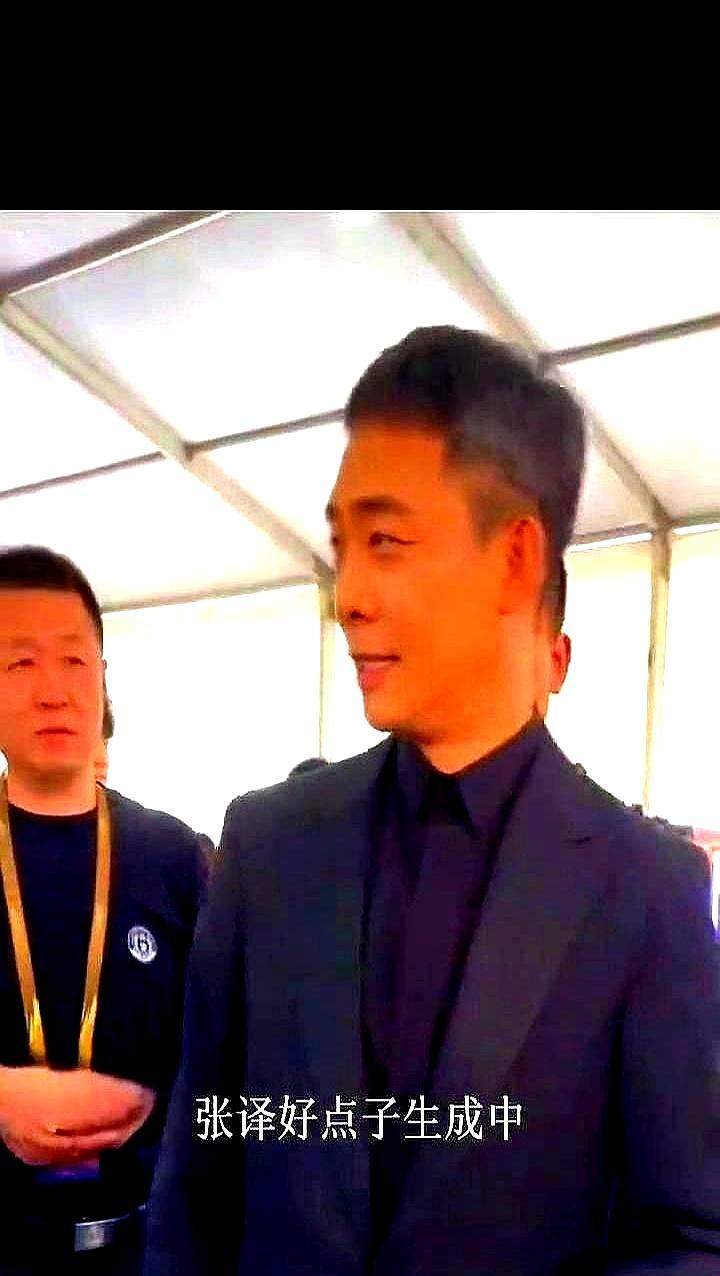 张译一声“阿姨”，王骁的亲妈当场抬手制止。华表奖后台，张译刚拿了影帝。一转