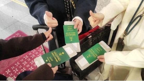 上海浦东机场惊人一幕：7名中东游客托运40多个行李箱，重超500斤！外国人在上海