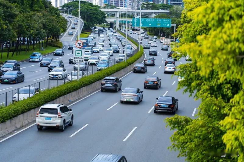 很奇怪，这个政策开始正式实施，首批名单却没有离他最近的城市：深圳。是怕深圳的车都