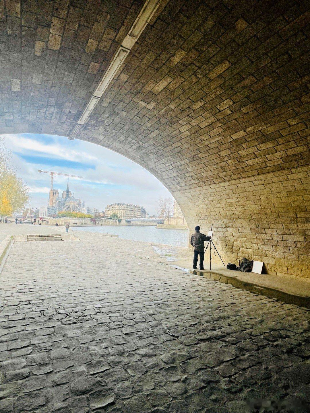 桥洞里的画家，画着远处的