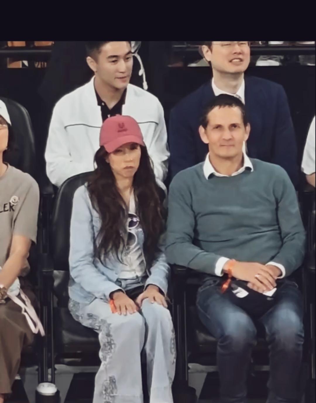 55岁莫文蔚与德国籍老公一起在澳门看球赛，两口子看着好恩爱，莫文蔚一身牛仔衣，身