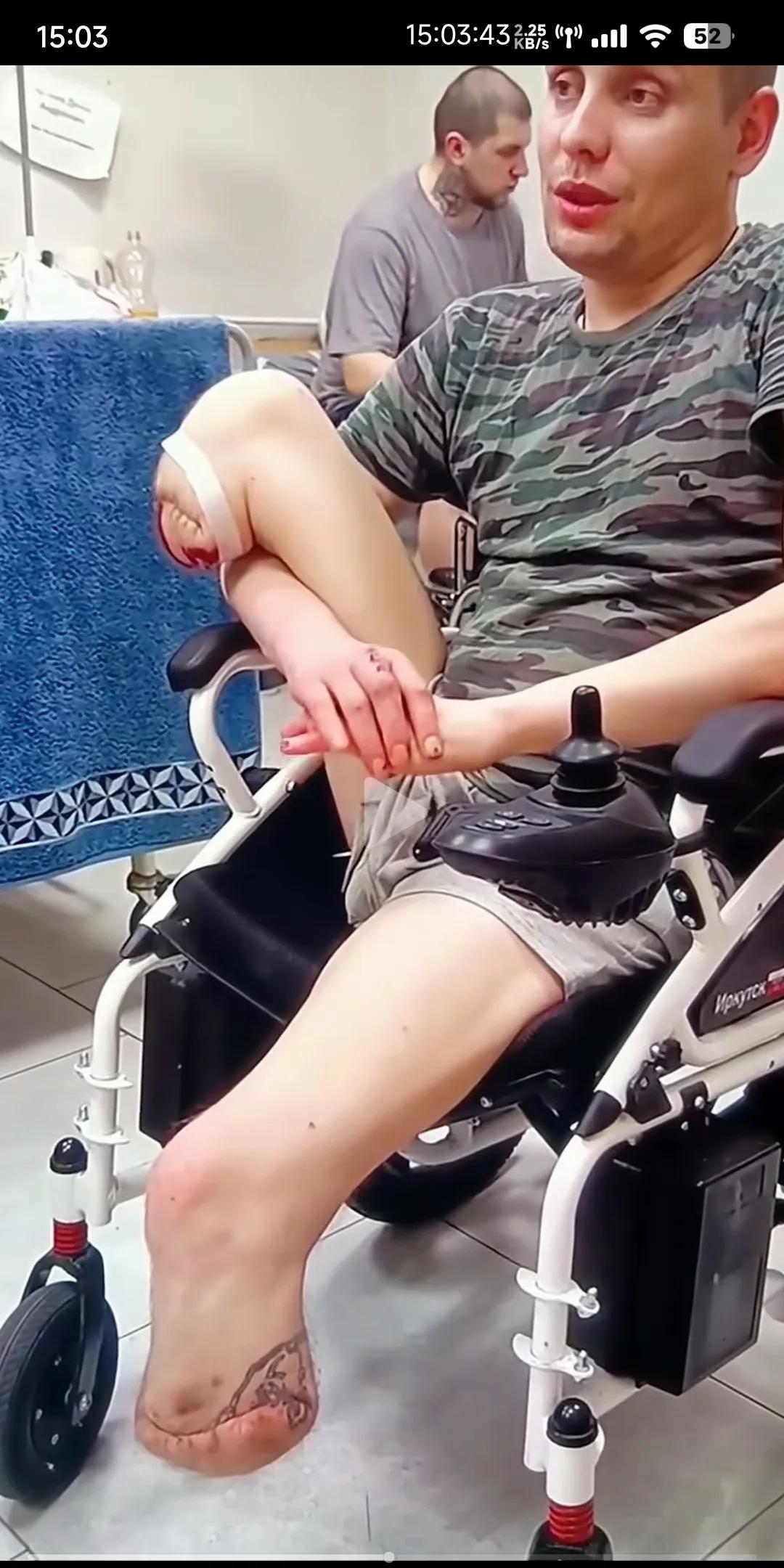 记者采访了一名刚伤愈出院的俄罗斯士兵。士兵说战争非常残酷，我永远失去了自己的双