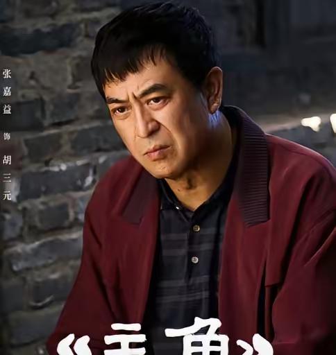 张嘉益现在拍戏有个铁规矩：合同可以谈，但剧组必须给孙浩塞个角，哪怕是蹭上来的龙套
