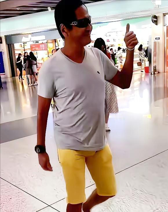 62岁的齐秦最近又因“紧身裤穿搭”冲上热搜！10月长沙商演，他宝蓝色毛衣配破洞牛