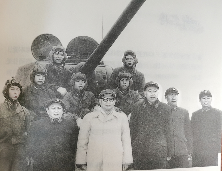 叶剑英和黄永胜的合影见过吗？如果再加上温玉成将军呢？这是广州军区副司令员温玉成