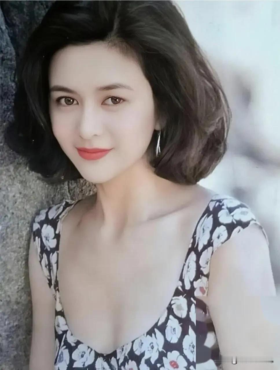 岁月从不败美人，老牌港星太抗打了，63岁关之琳被粉丝偶遇，随便一拍这状态都让人羡