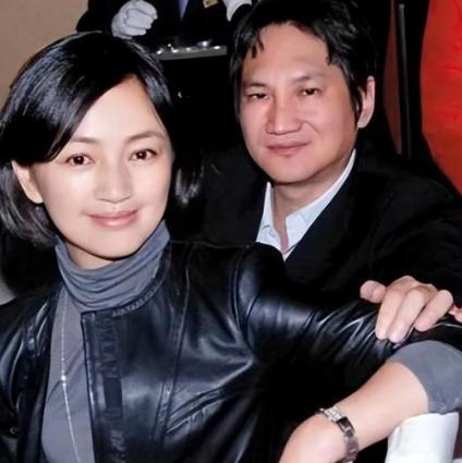 2010年，罗海琼和华谊副总裁费麒结婚。婚礼上费麒突然抢过司仪的话筒，大家以为他
