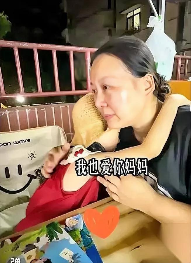 她只剩半箱柚子。风像刀。重庆医科大毕业的林岚，卖房辞职，丈夫蒸发，女儿小
