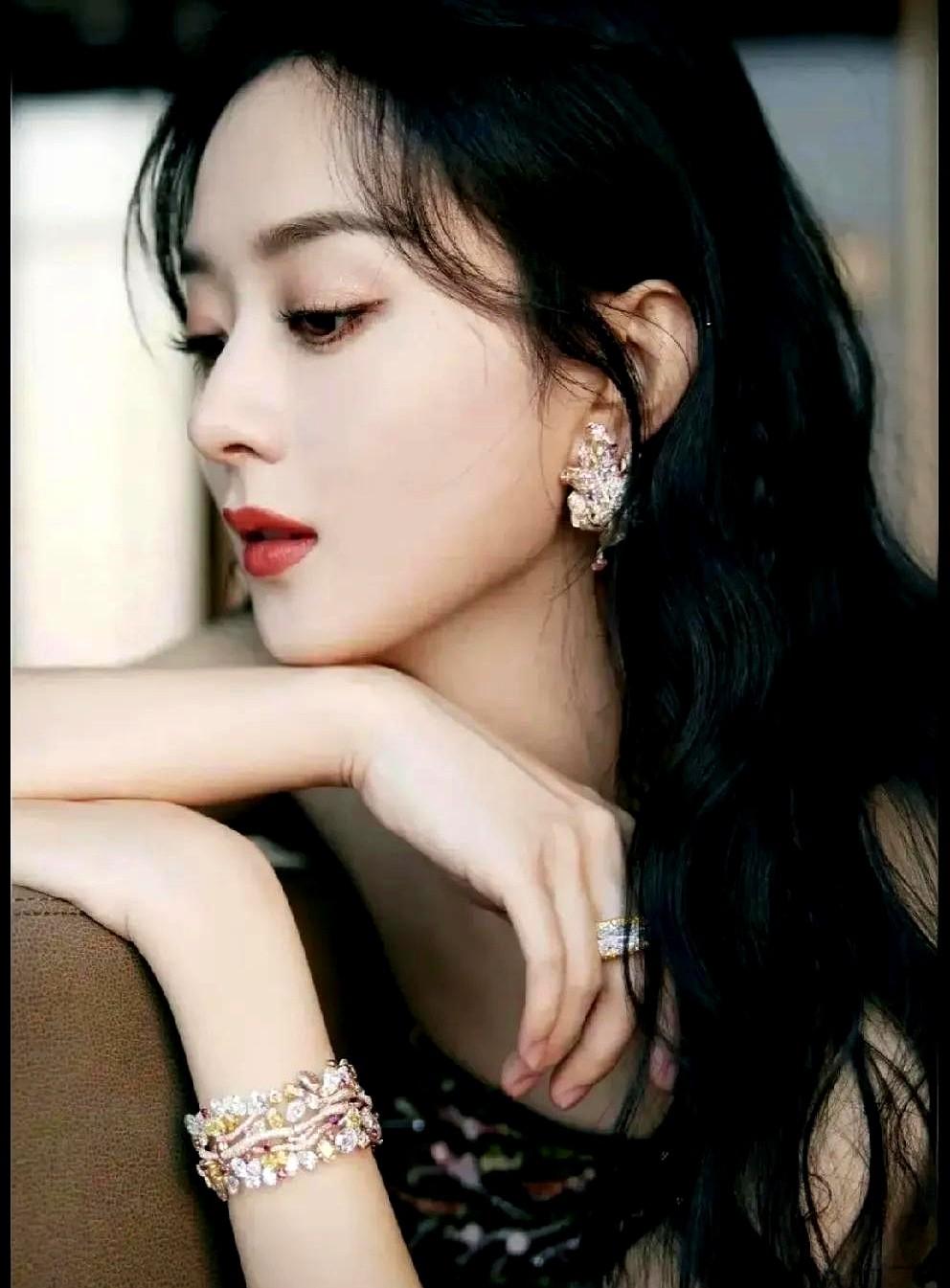 赵丽颖演领导，怎么就差点意思？央视那部《小城大事》，她演基层镇长李秋萍。