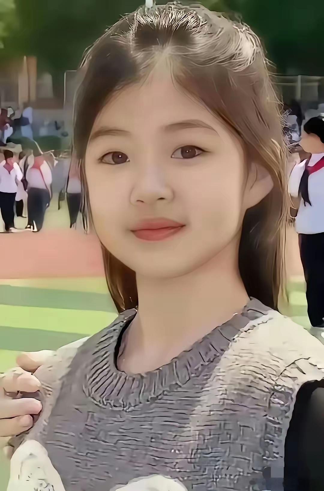 章子怡女儿醒醒长得很清秀，白净的。女人大多长得像父亲，这姑娘的脸型像父亲，眼睛